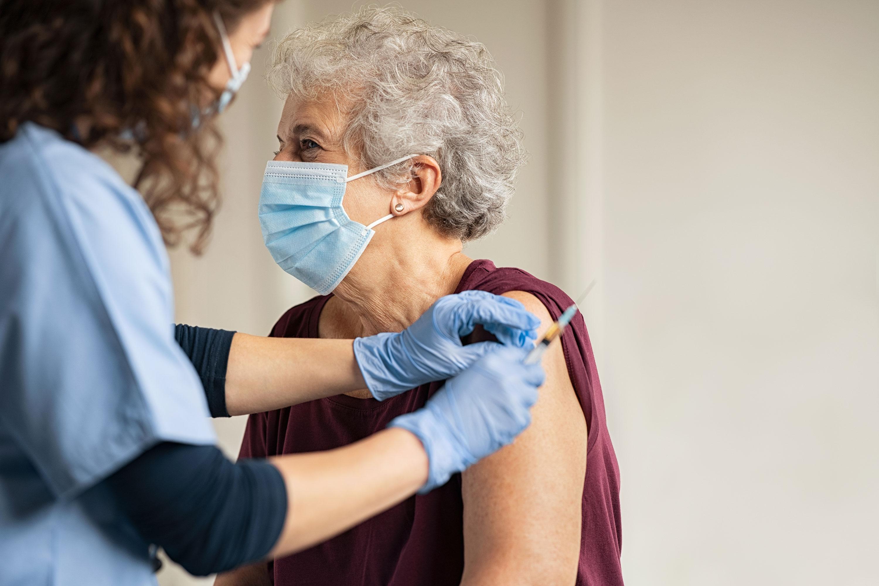 Vaccination contre la COVID-19 : de l’aide pour les personnes vulnérables